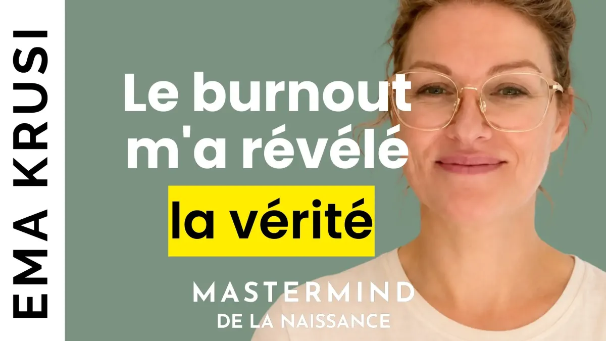 Portrait d'une femme souriante portant des lunettes, illustrant un témoignage sur le burn-out, la maternité, la santé mentale, la charge mentale et la transformation personnelle.