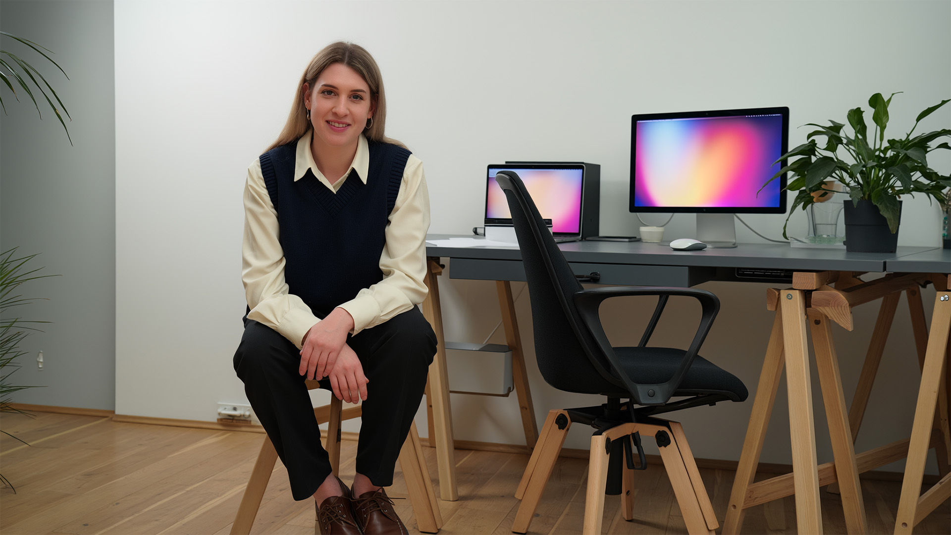 Konferenzraum-Tisch mit offenem Notizbuch, Stift und Entscheidungs-Matrix-Dokument.