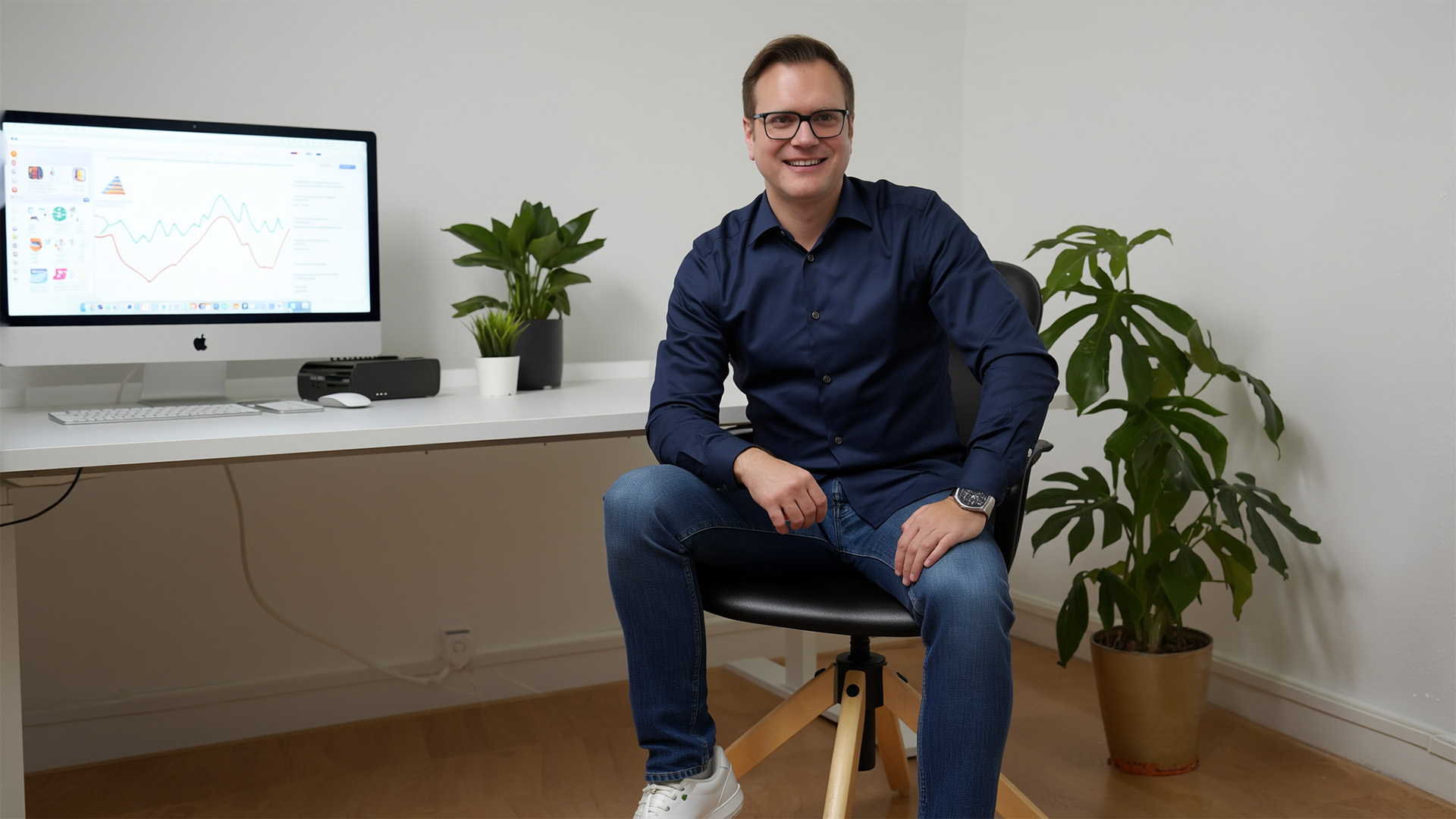 Konferenzraum-Tisch mit offenem Notizbuch, Stift und Entscheidungs-Matrix-Dokument.