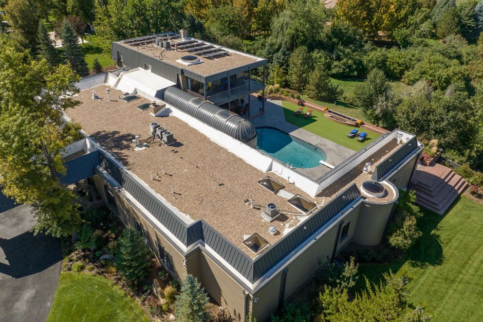 Licensed roofing crew replacing shingles on Parker Colorado home