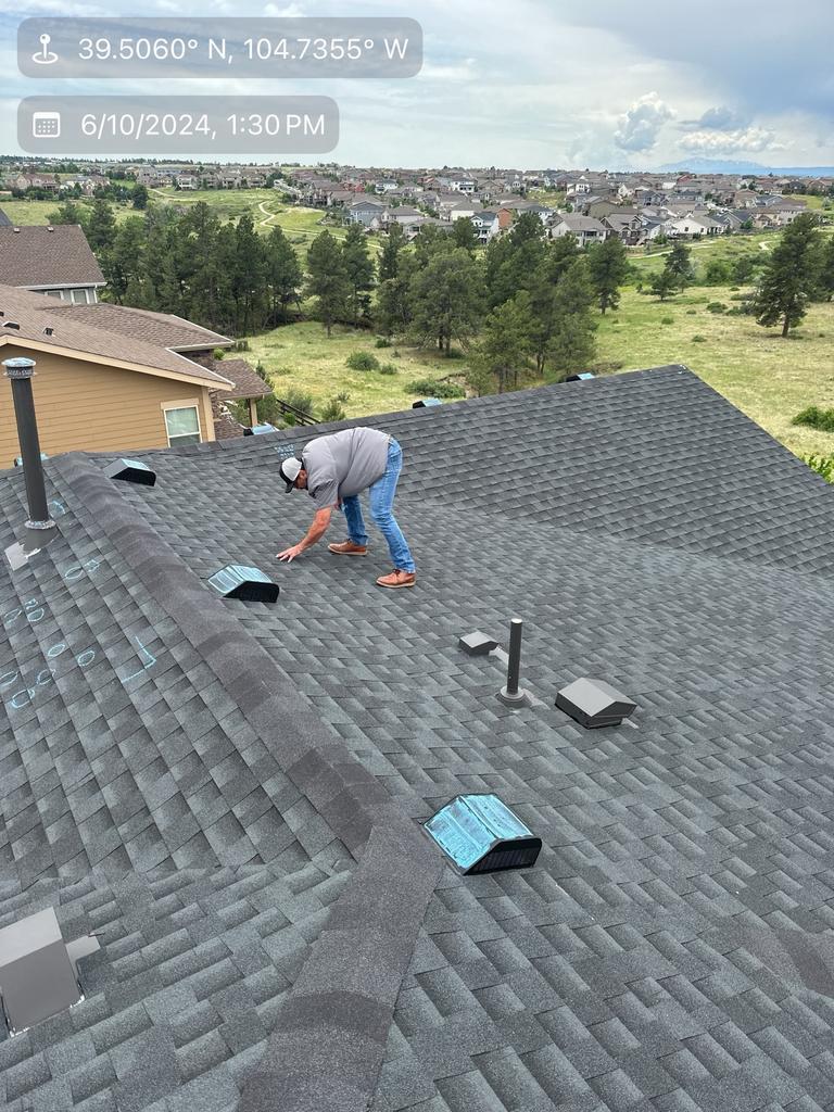 Roofing contractor meeting homeowner for free estimate
