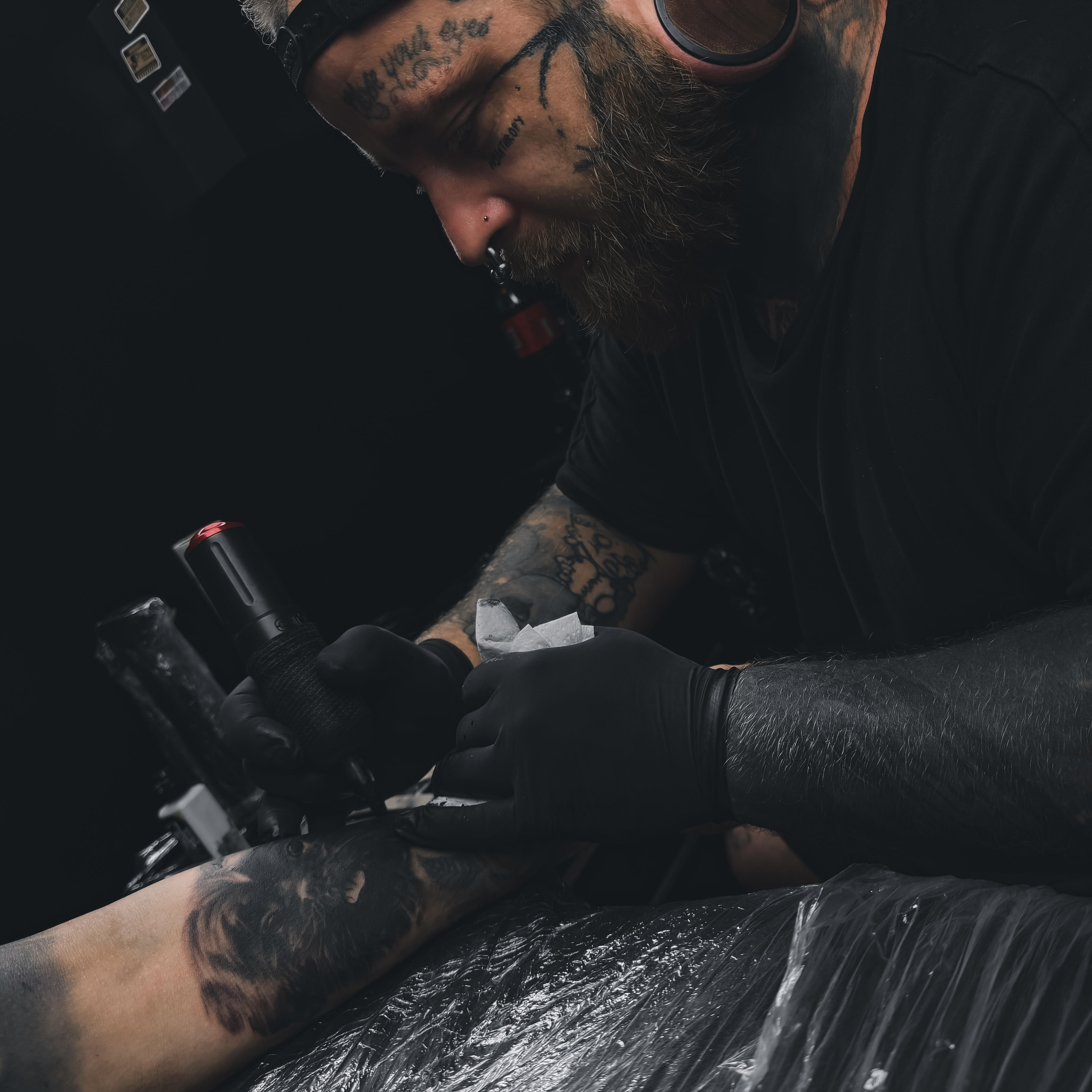 Erfahrener Tätowierer im Tattoo Studio Gersthofen