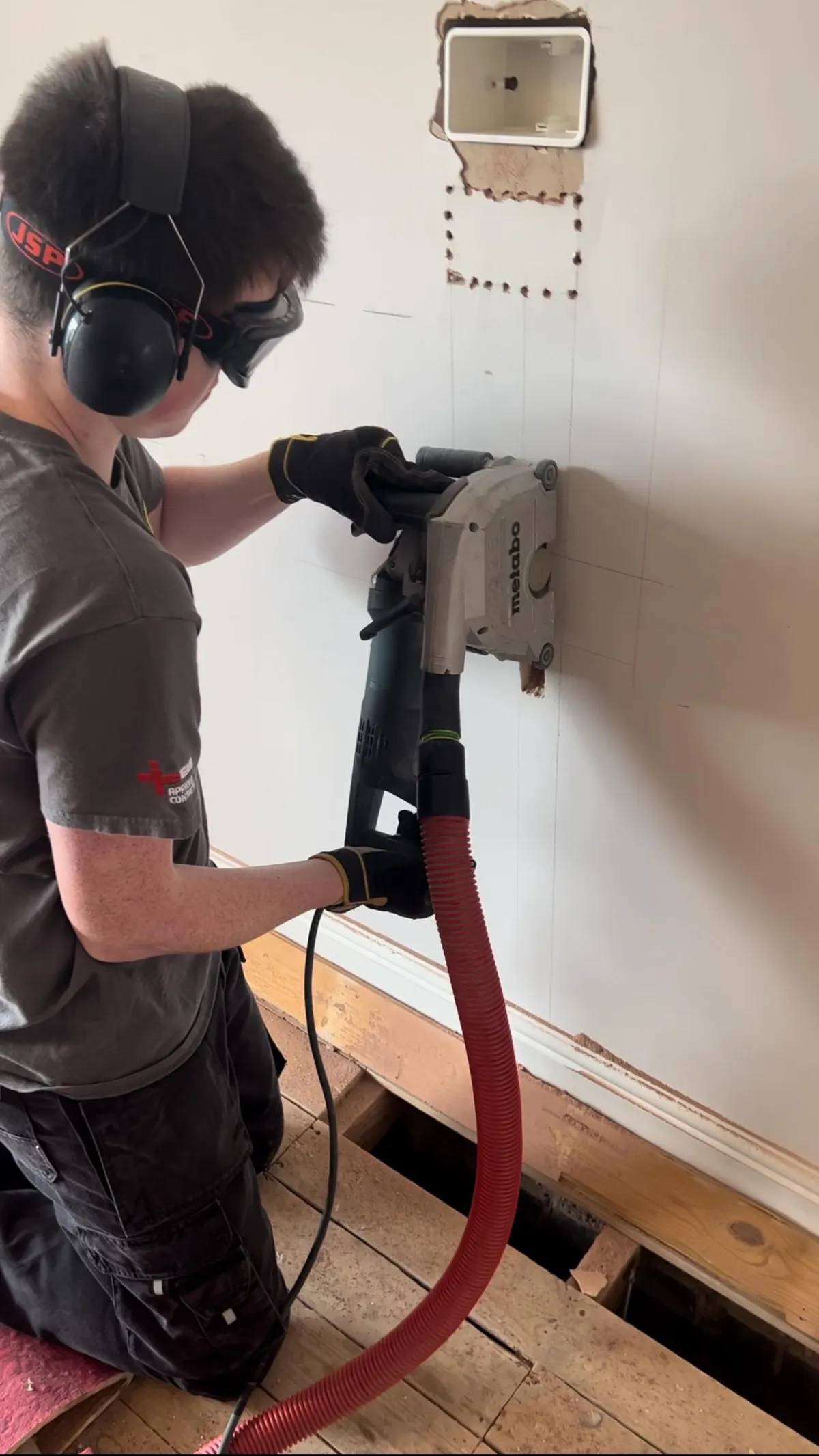 Metabo wall chaser in action 