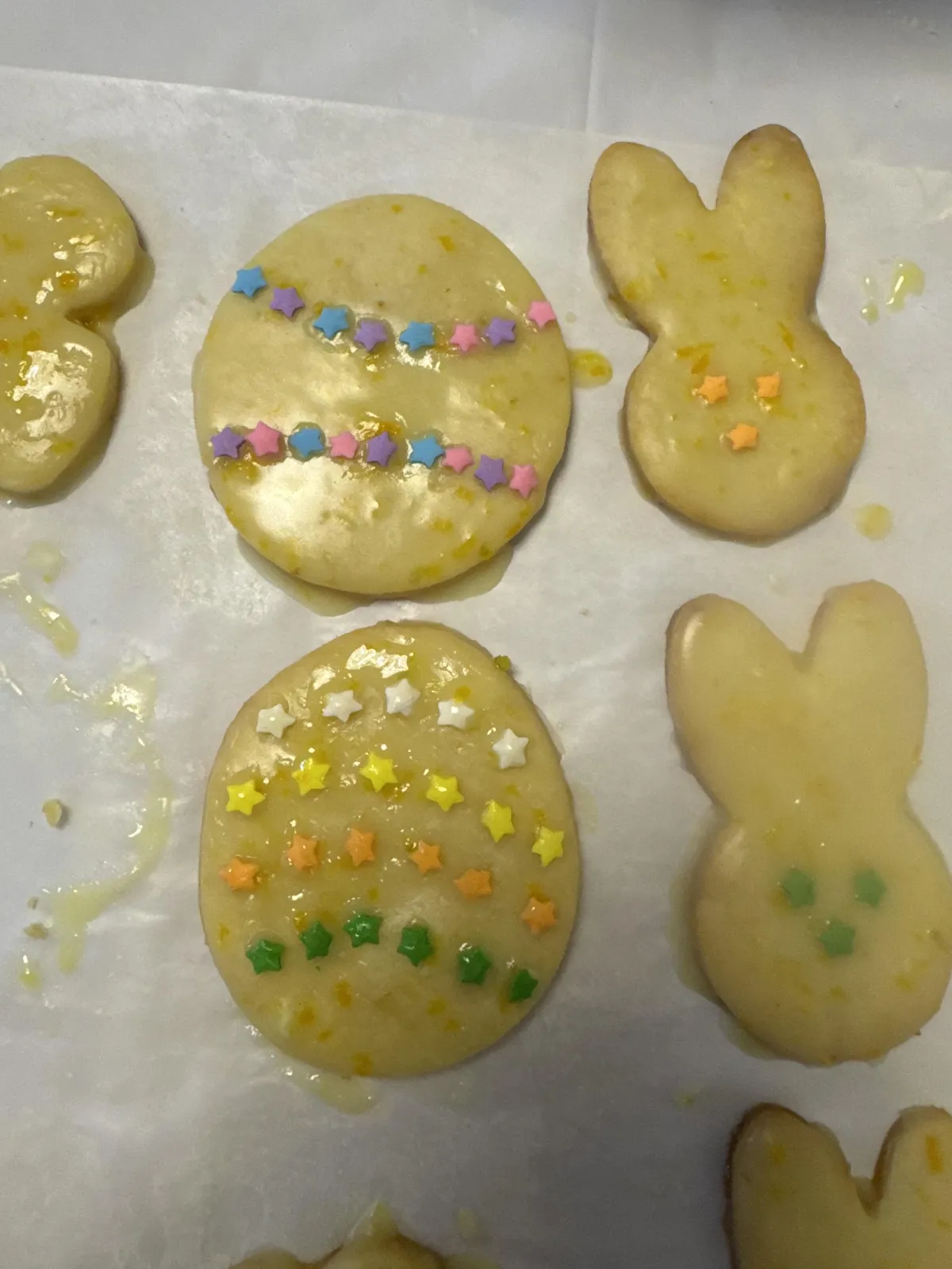 A bakery display case filled with lots of pastries