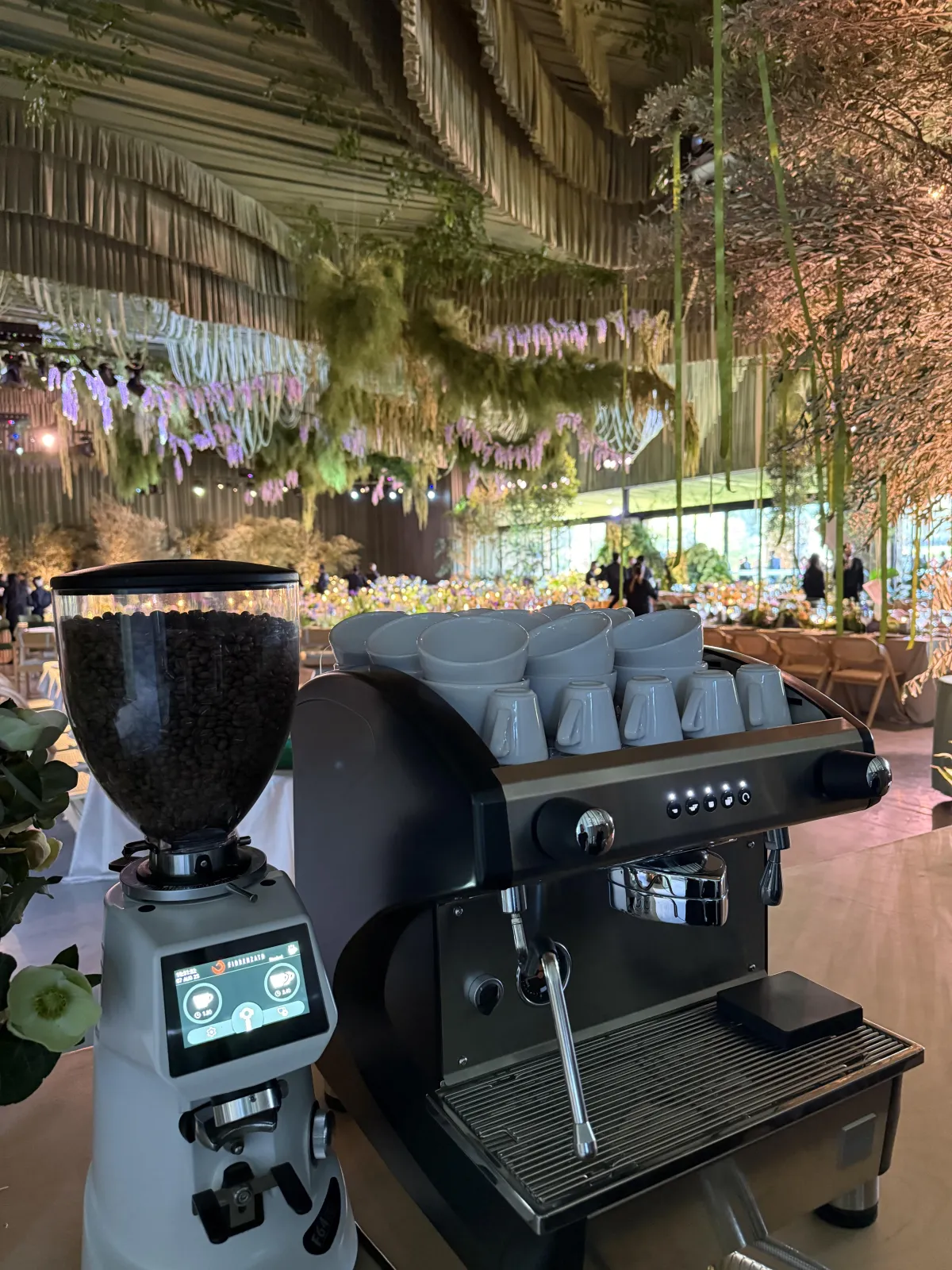 Coffee bar elegante montado em casamento com xícaras e máquina de espresso