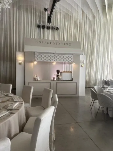 Equipe área café preparando bebidas em máquina de espresso em ambiente elegante