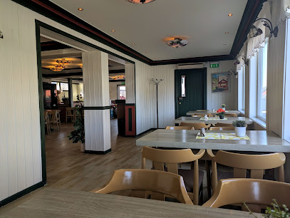 Koselig pizzeria-interiør med varme lys og vin på bordet