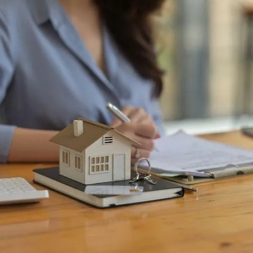 signing home refinance papers