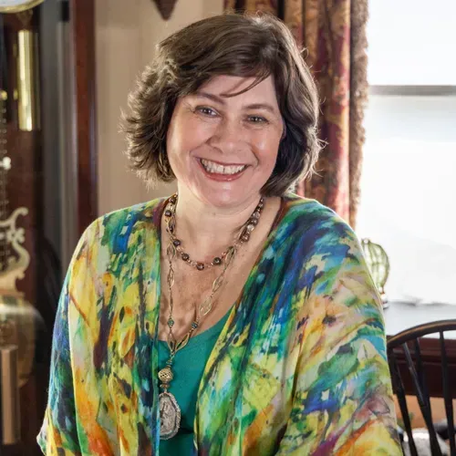 Professional photo of Jeanette Chasworth, creator of the Happy Boobs Course