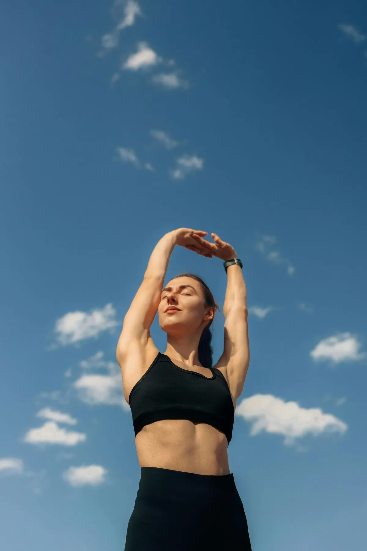 Sportieve vrouw die rekt en ontspant tijdens een workout in de ochtendzon