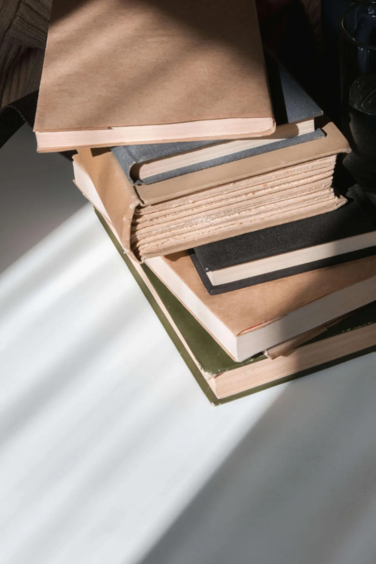 Stapeltje boeken in zonlicht als symbool voor persoonlijke groei en discipline