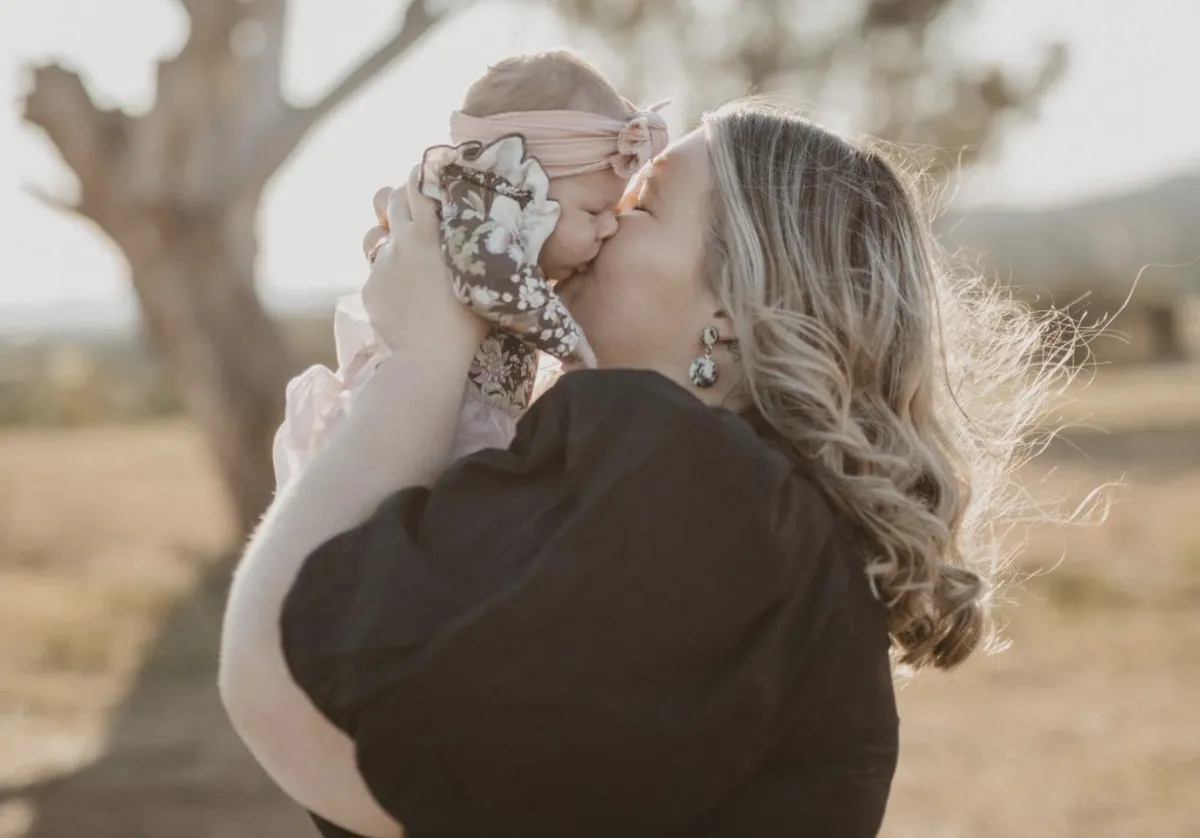 PLUS SUZE PREGNANT WOMAN