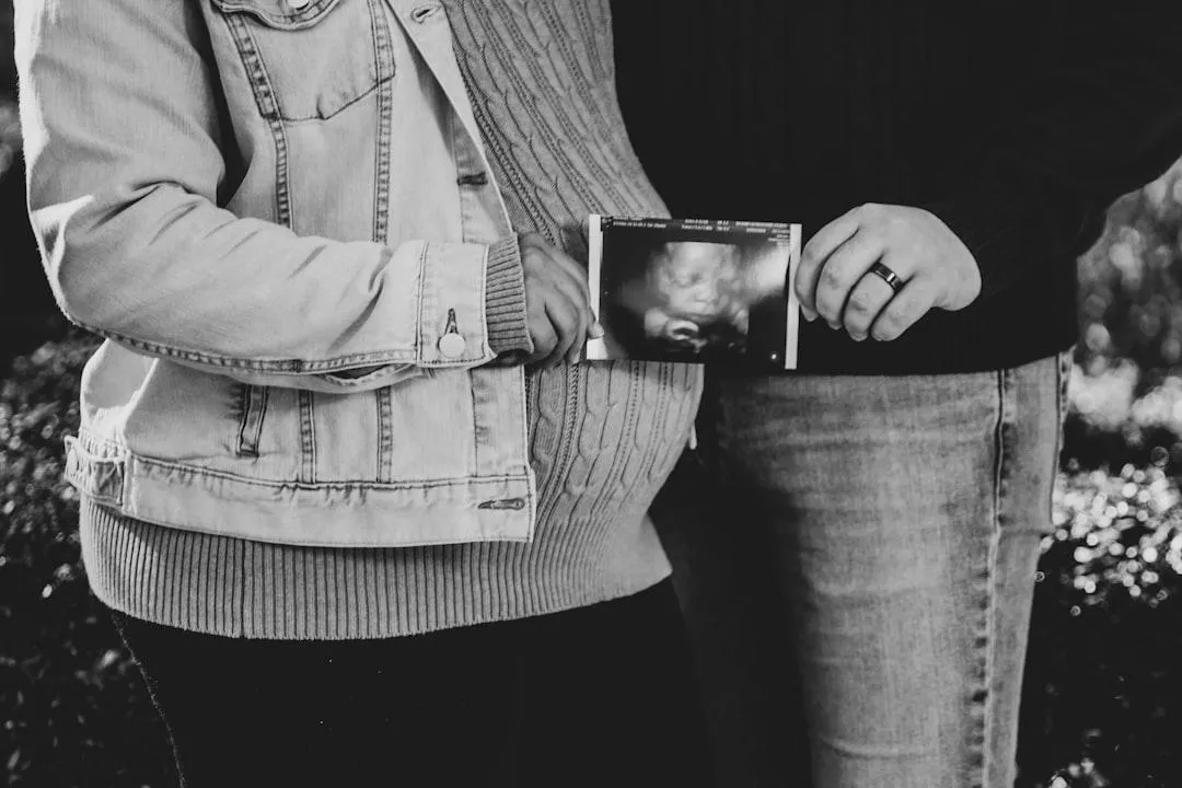 couple holding ultraound scan pic