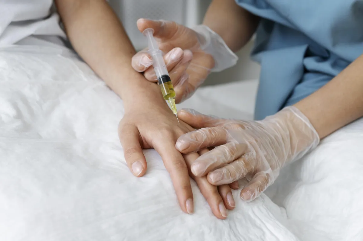 Skinbooster Handrücken in der Praxis Cosmedea in Bad Schönborn