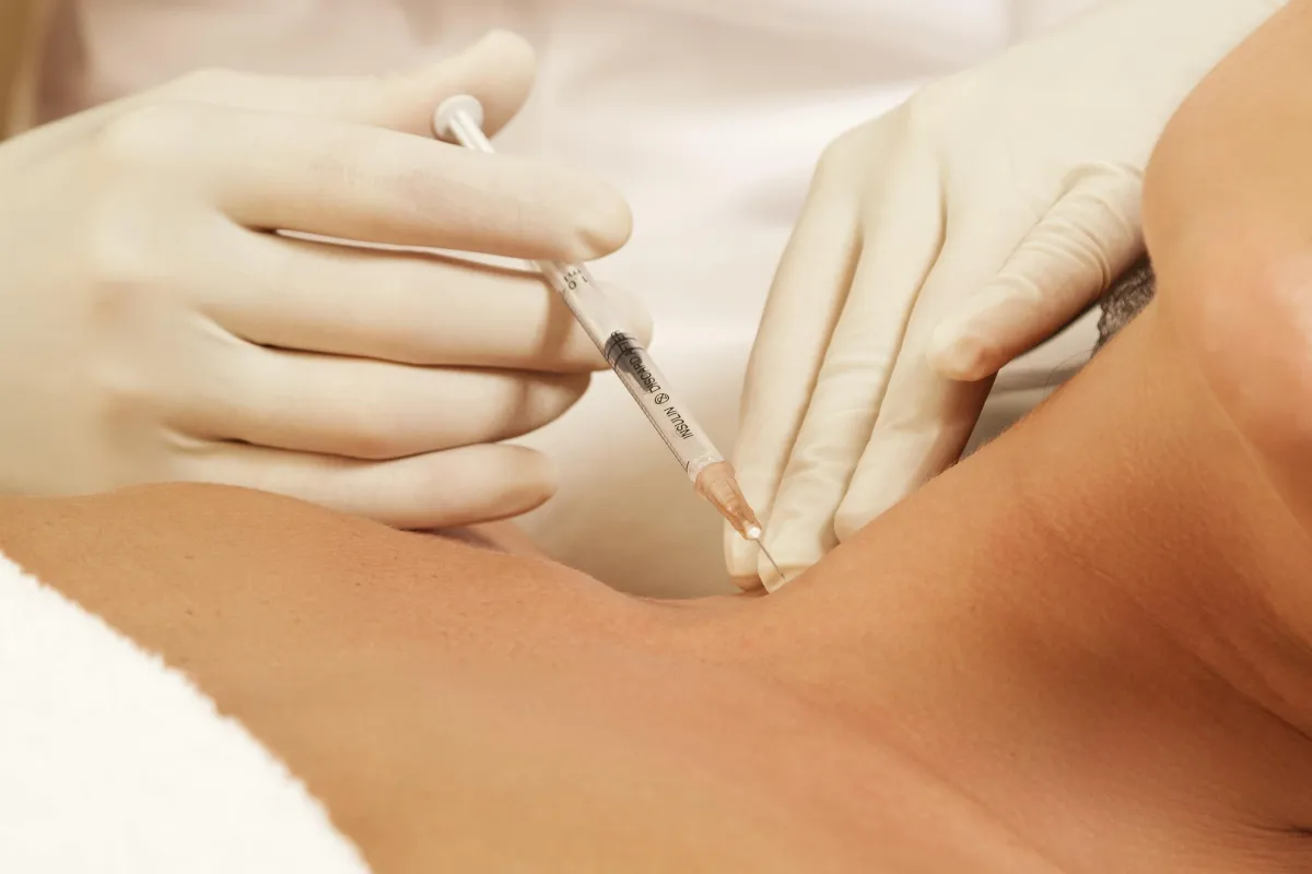 Skinbooster Hals in der Praxis Cosmedea in Bad Schönborn
