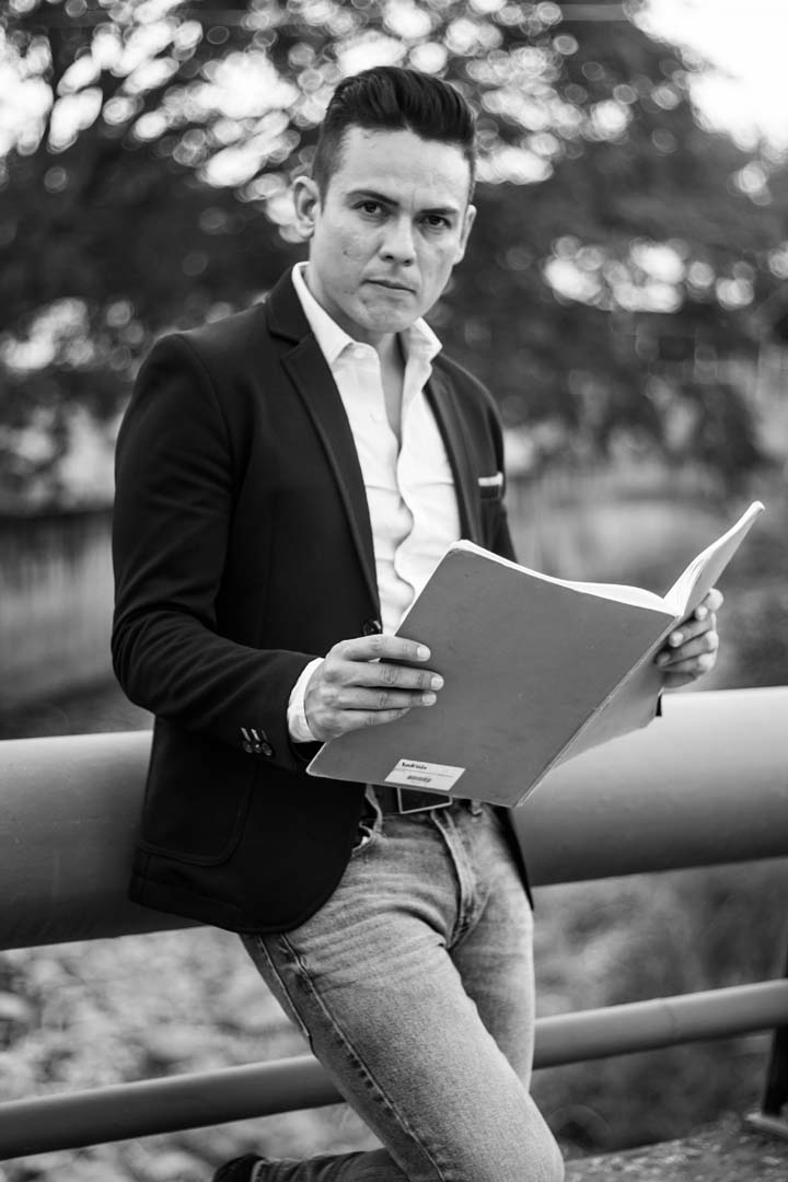 Retrato artístico en blanco y negro de Cindy Solórzano al piano