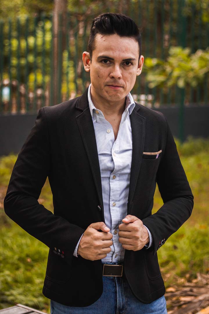 Retrato artístico en blanco y negro de Cindy Solórzano al piano