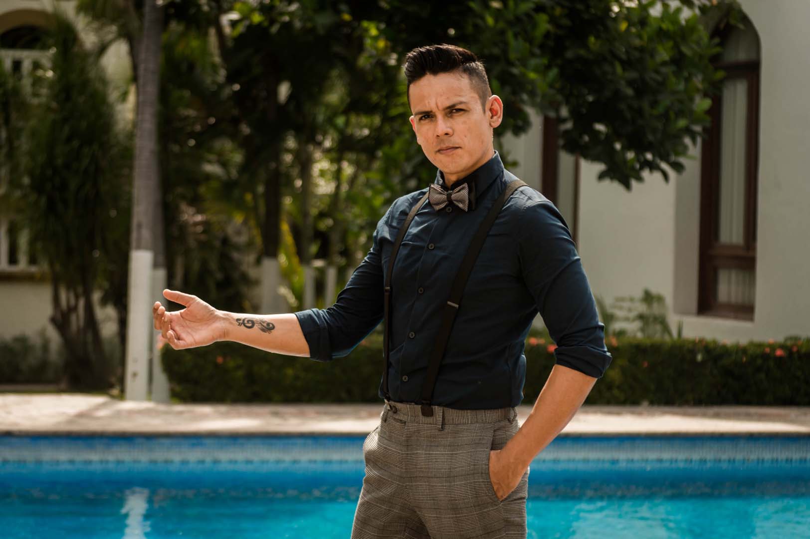 Retrato artístico en blanco y negro de Cindy Solórzano al piano