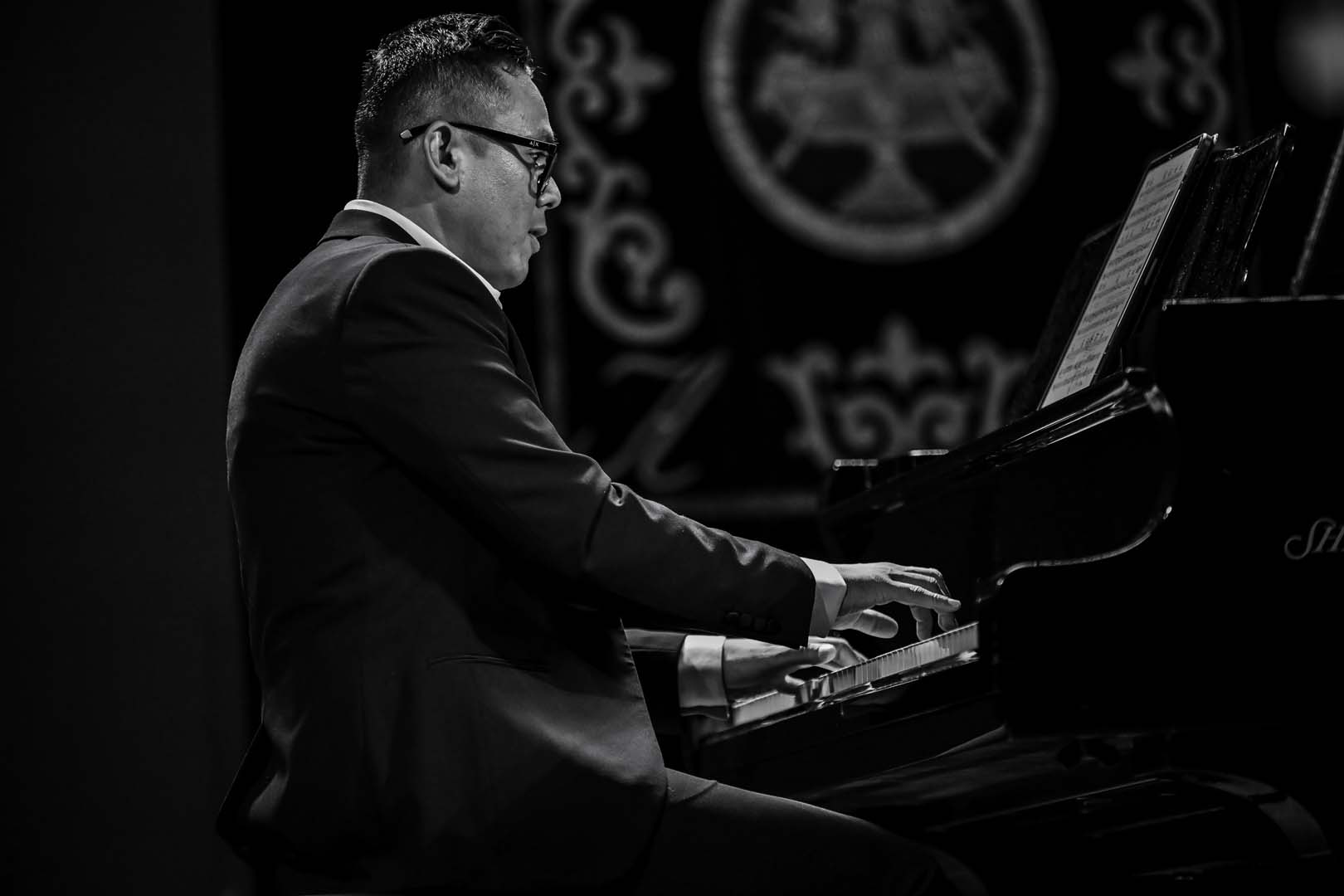 Retrato artístico en blanco y negro de Cindy Solórzano al piano