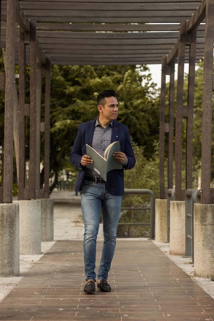 Retrato artístico en blanco y negro de Cindy Solórzano al piano
