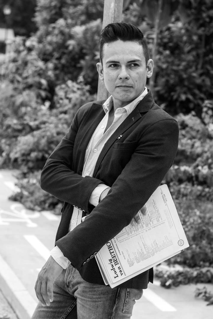 Retrato artístico en blanco y negro de Cindy Solórzano al piano