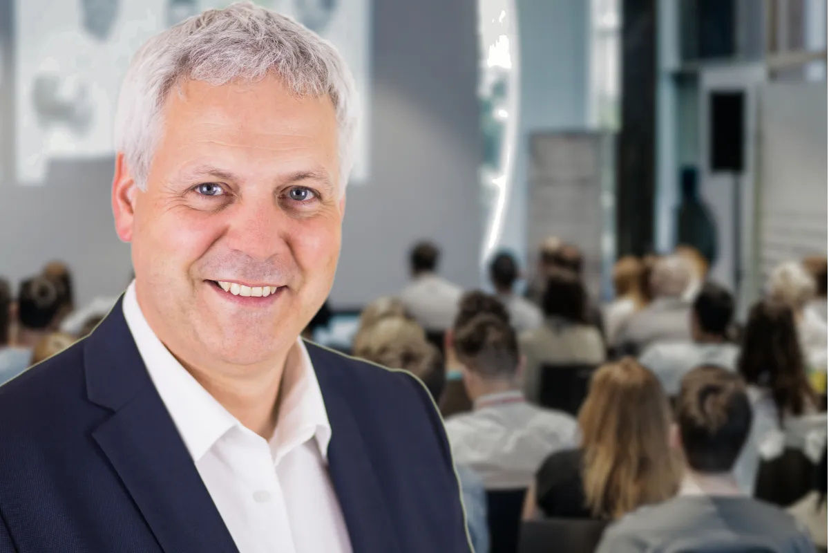 Trainer Ulrich Paar vor Teilnehmenden im Seminarraum – Lean Six Sigma Black Belt Ausbildung