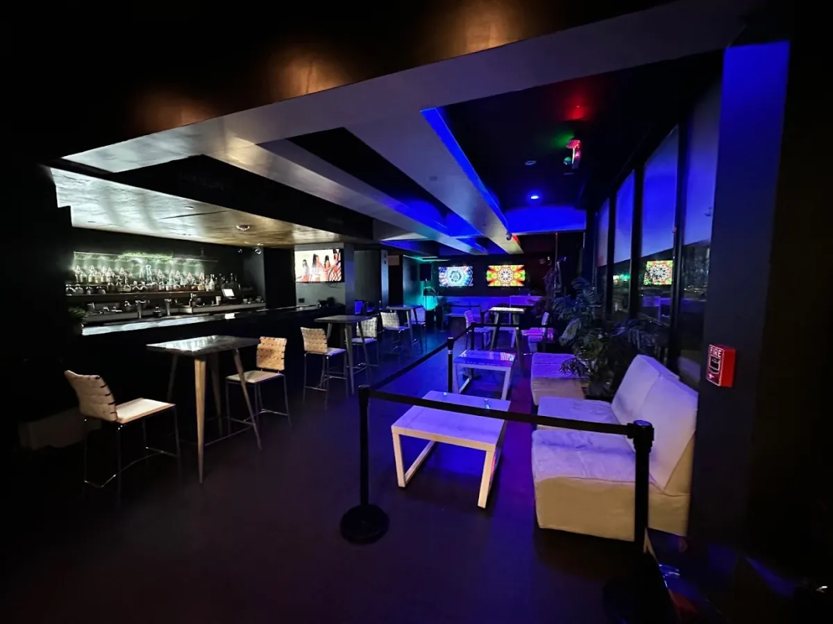 Ground level lounge