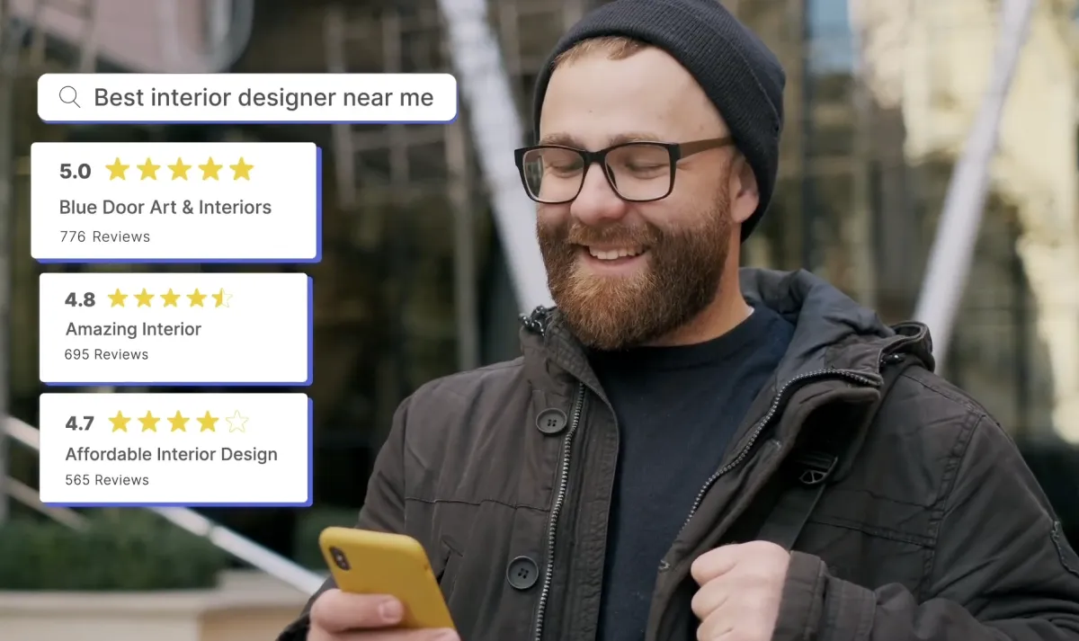 Mies selaamassa korkeasti arvosteltuja yrityksiä