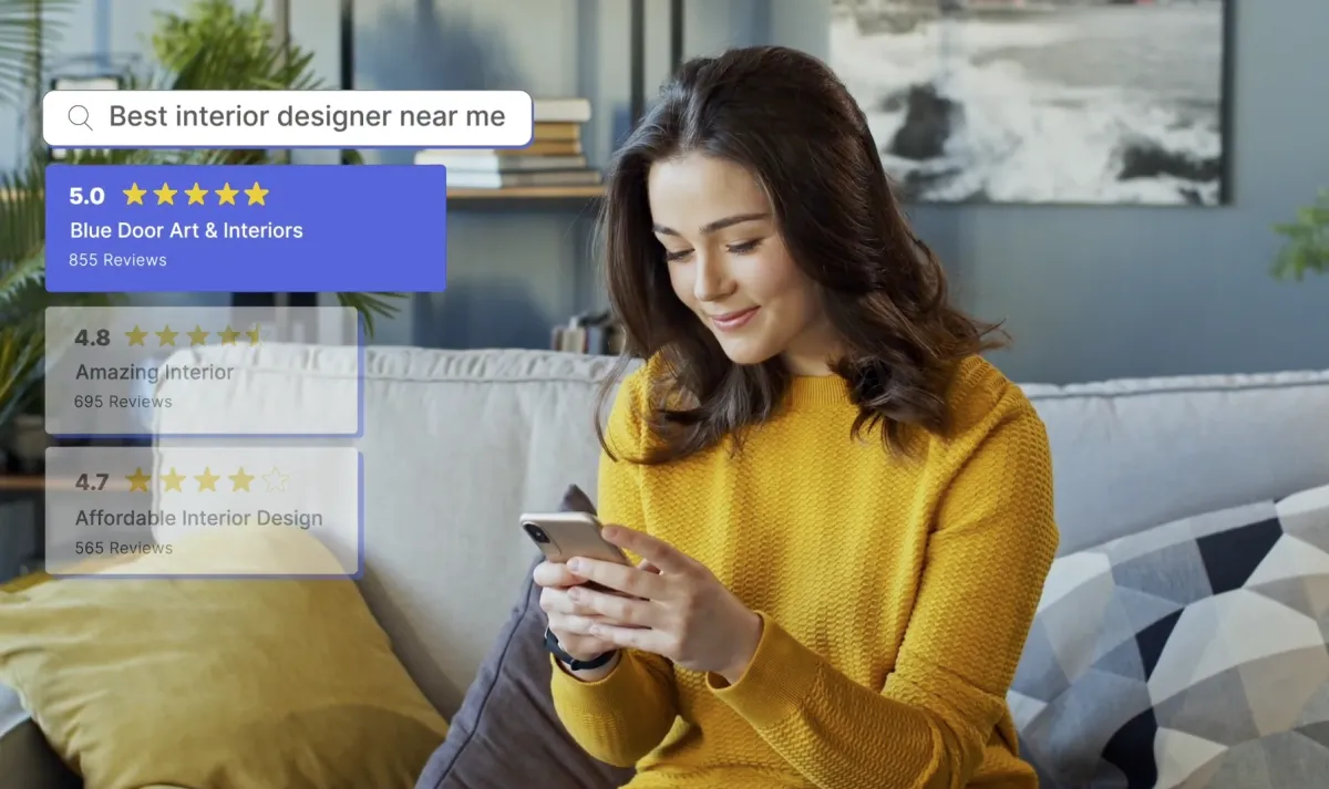 Kuva naisesta selaamassa korkeasti arvosteltuja yrityksiä
