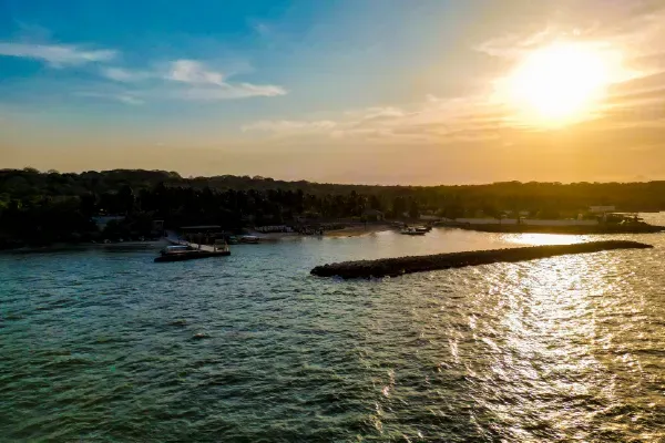Atardecer frente al mar en Tierra Bomba cerca de Cartagena