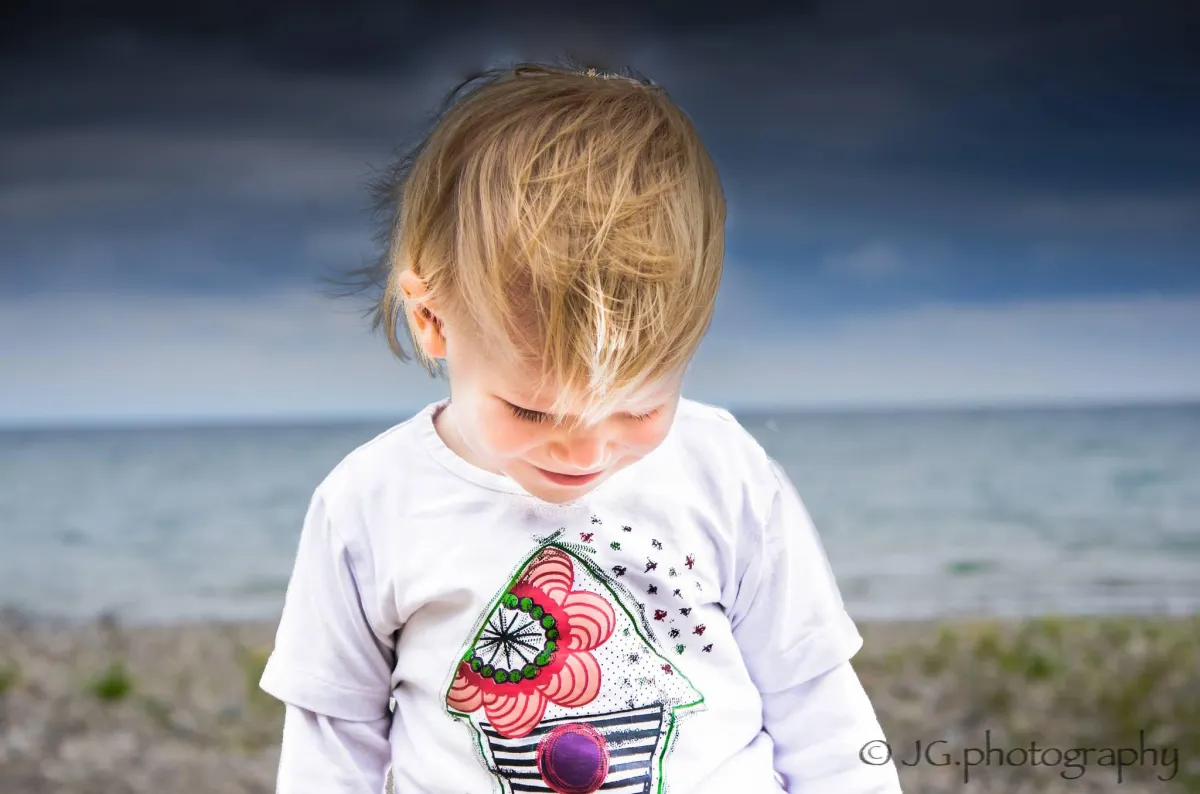 Portrait photographer capture great photos of grandmother with her grandchildren. 