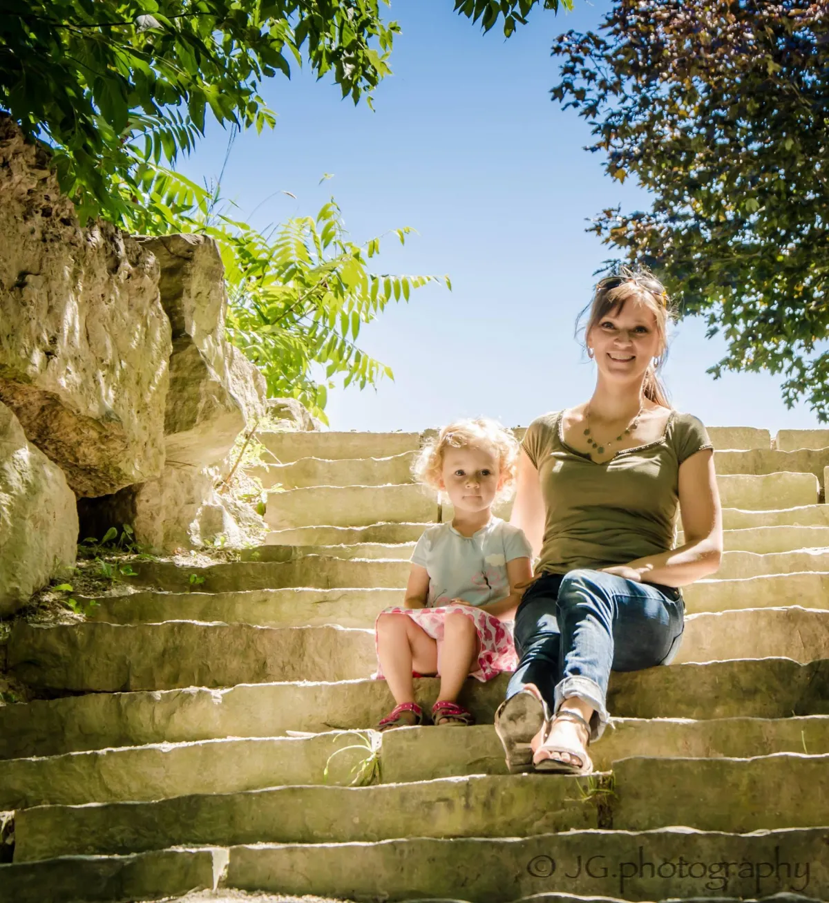 Portrait photographer capture great photos of grandmother with her grandchildren. 