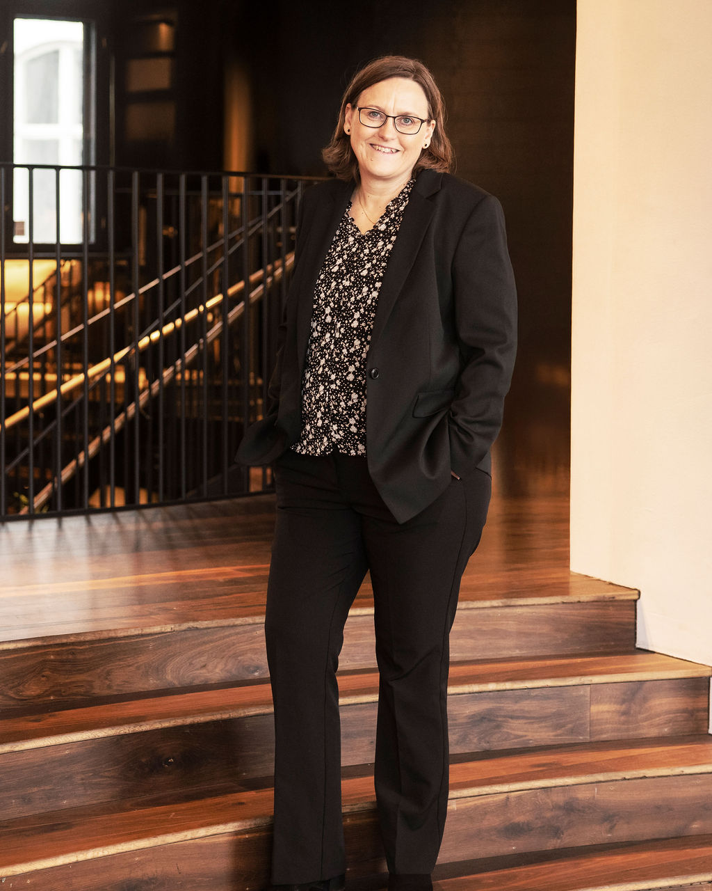 Illustration af to ejerledere ved et bord i et enkelt, dansk inspireret kontormiljø