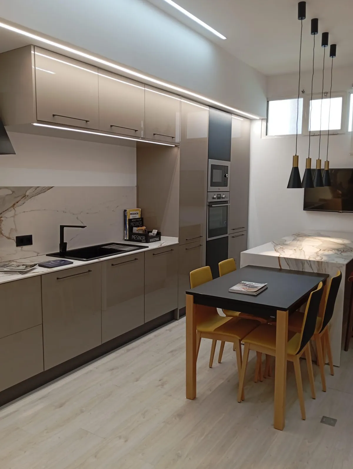 Terraza exterior con zona de comedor, césped cuidado, plantas autóctonas y vistas despejadas a la montaña, ideal para reuniones familiares y momentos de relax al aire libre.