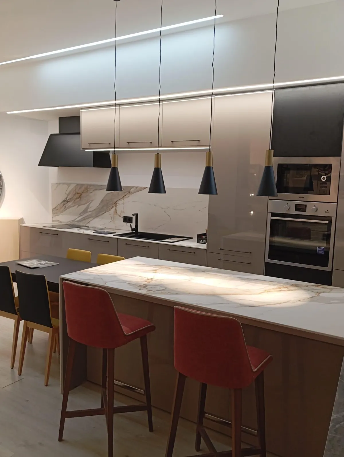 Terraza exterior con zona de comedor, césped cuidado, plantas autóctonas y vistas despejadas a la montaña, ideal para reuniones familiares y momentos de relax al aire libre.