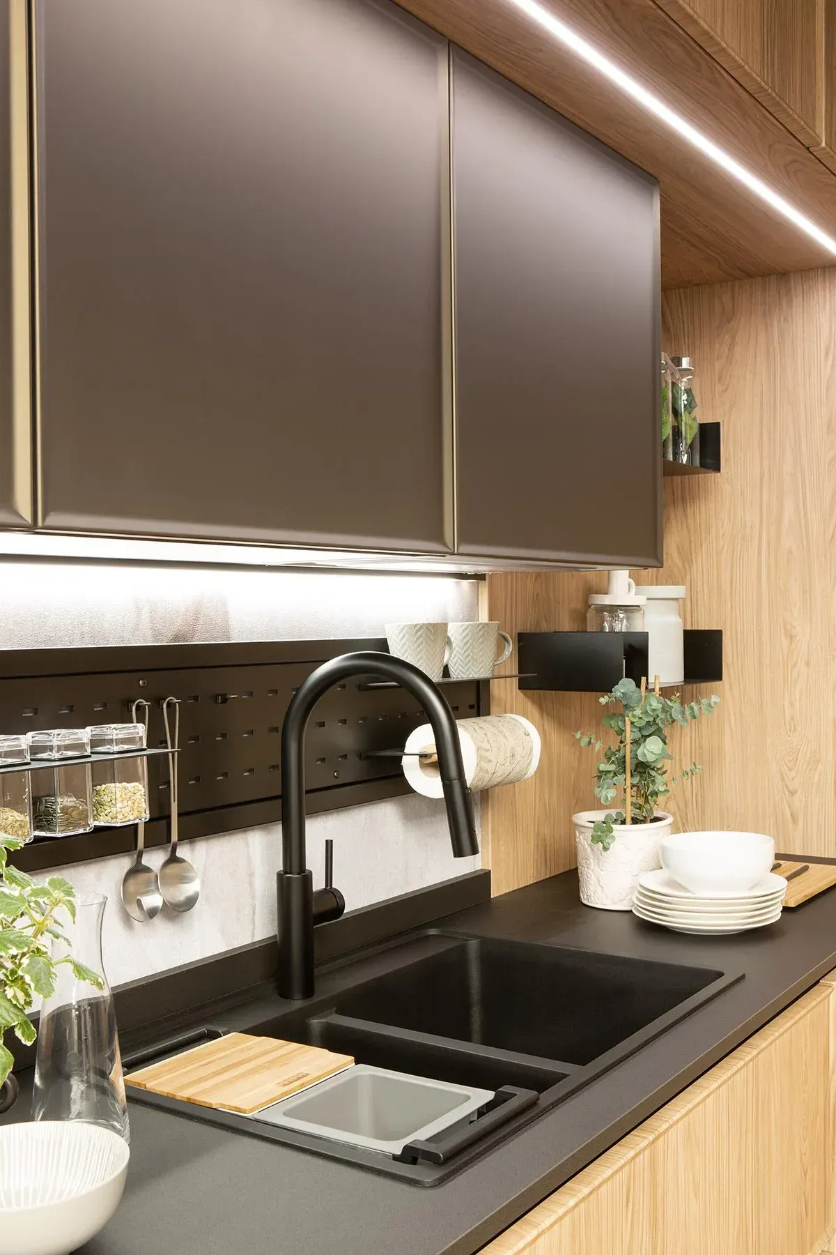 Terraza exterior con zona de comedor, césped cuidado, plantas autóctonas y vistas despejadas a la montaña, ideal para reuniones familiares y momentos de relax al aire libre.