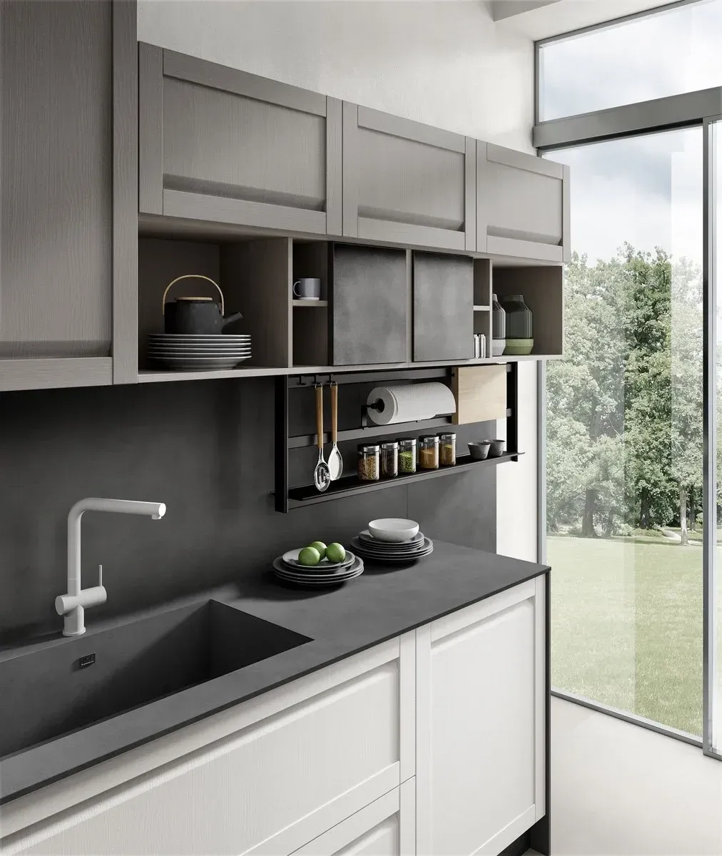 Terraza exterior con zona de comedor, césped cuidado, plantas autóctonas y vistas despejadas a la montaña, ideal para reuniones familiares y momentos de relax al aire libre.