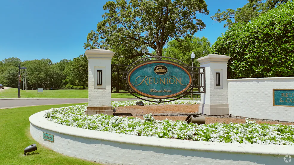 Composite lakefront deck with railing in Reunion, Madison MS
