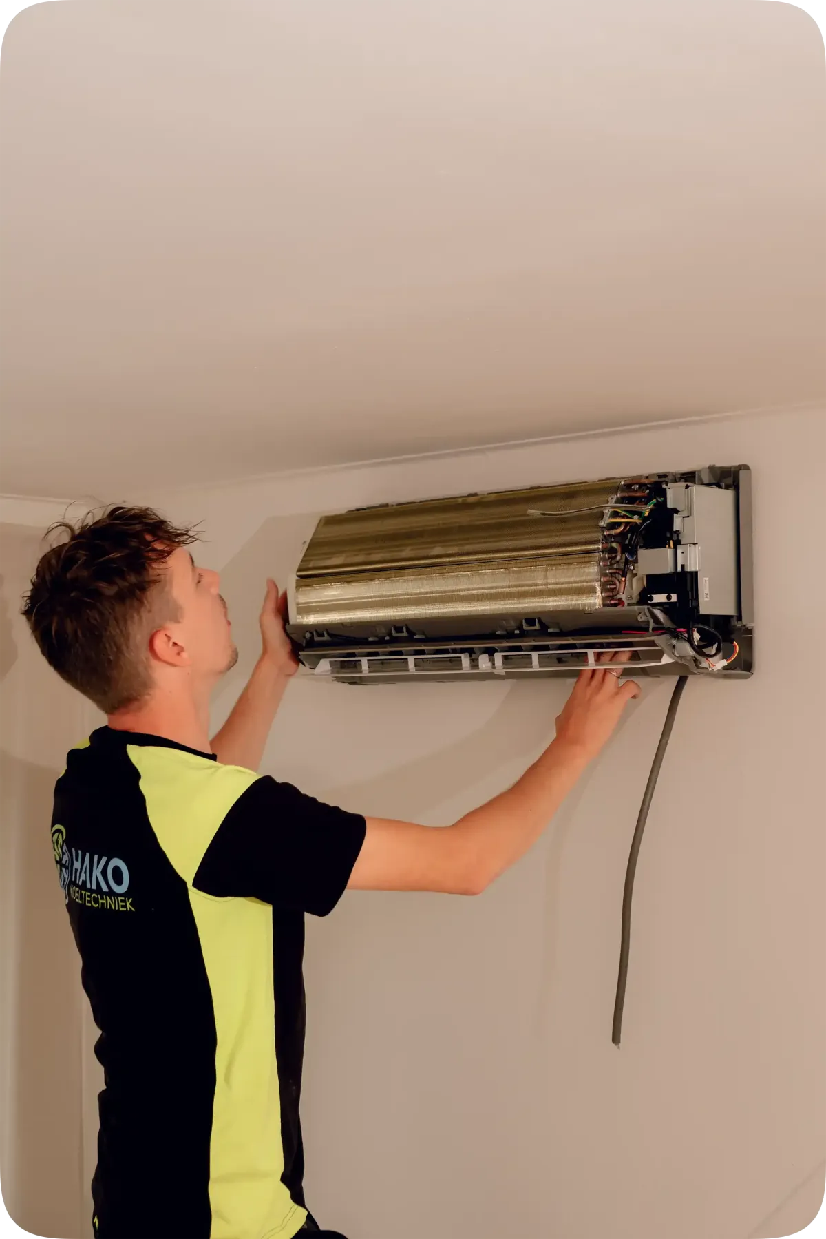 HAKO Koeltechniek tijdens het plaatsen van een Airco