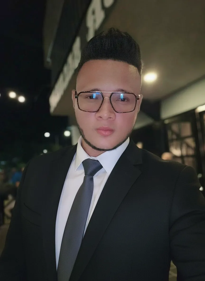 Retrato profesional de Marcos Valente, mentor, en pose de tres cuartos, fondo limpio.