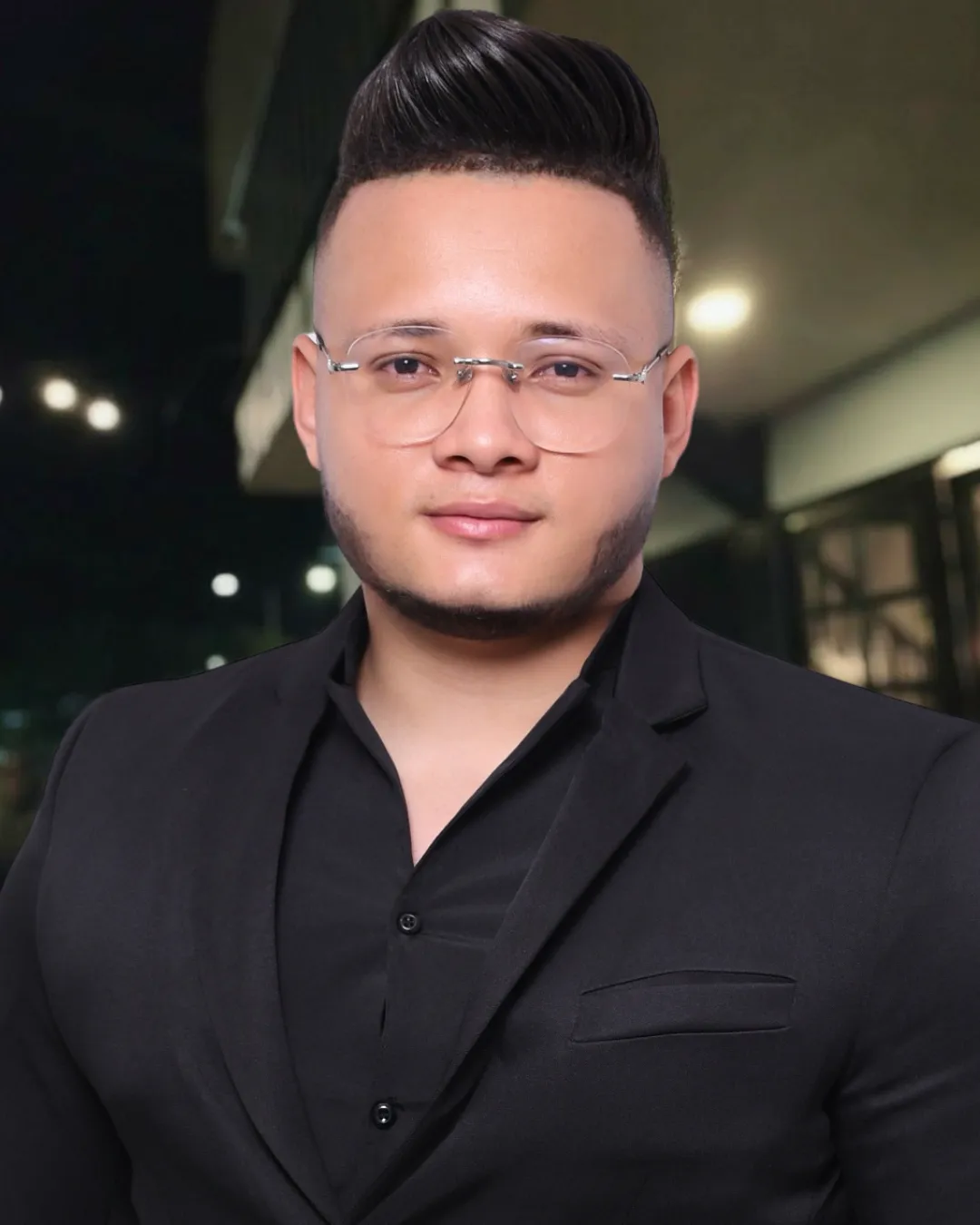 Retrato profesional de Marcos Valente, mentor, en pose de tres cuartos, fondo limpio.