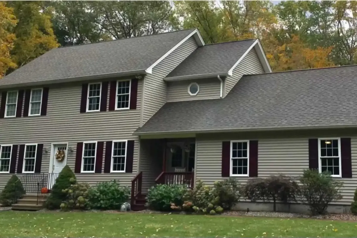 Professional roof cleaning in the Hudson Valley with a restored asphalt shingle roof after a soft-wash treatment to remove black streaks, algae, and organic buildup.