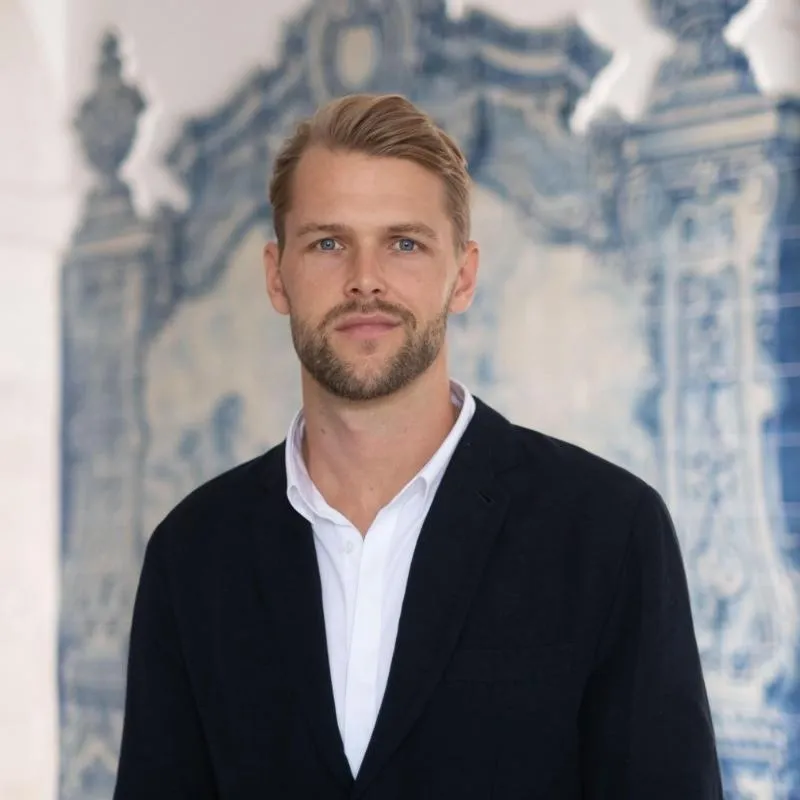 Lasse Walstad, a body mind coach guides a client on their journey to a breakthrough.