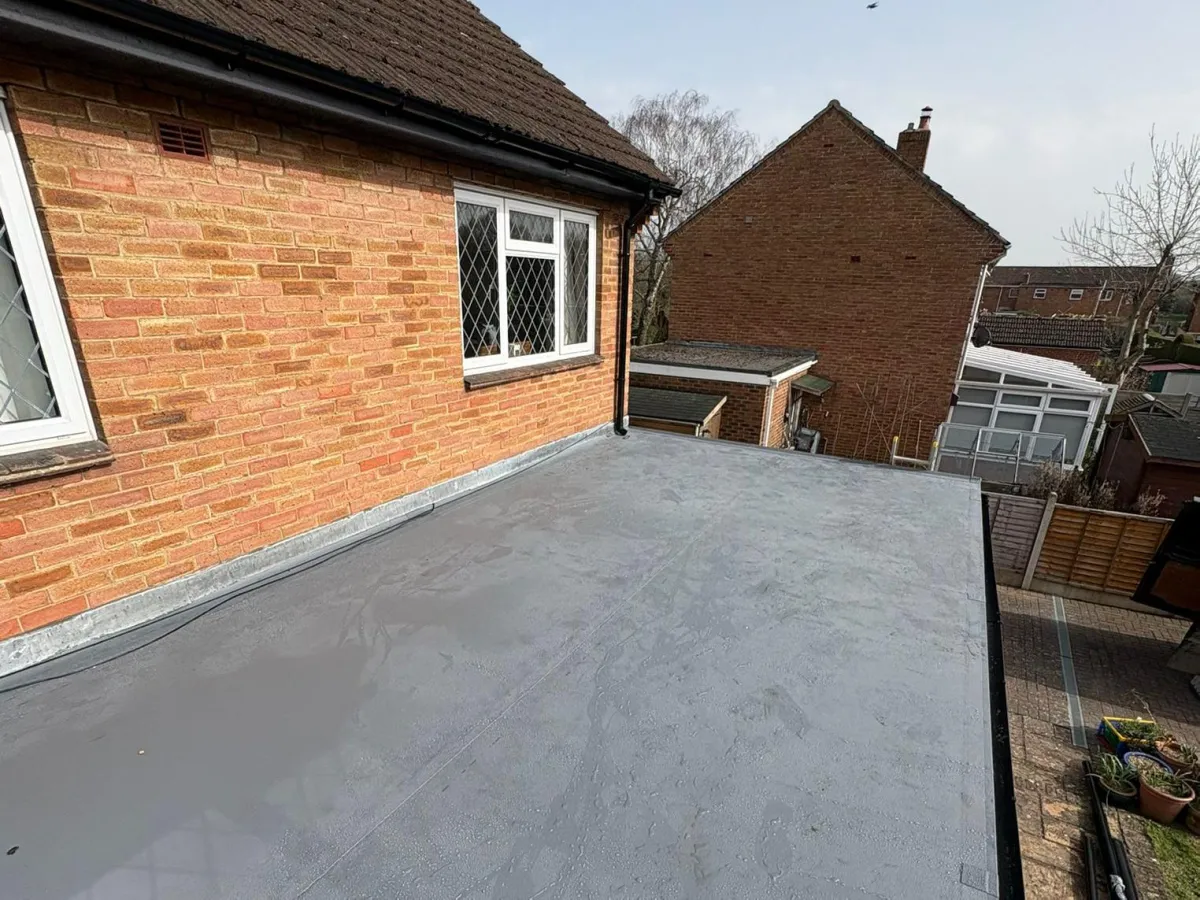 Flat roofing installation with EPDM rubber membrane