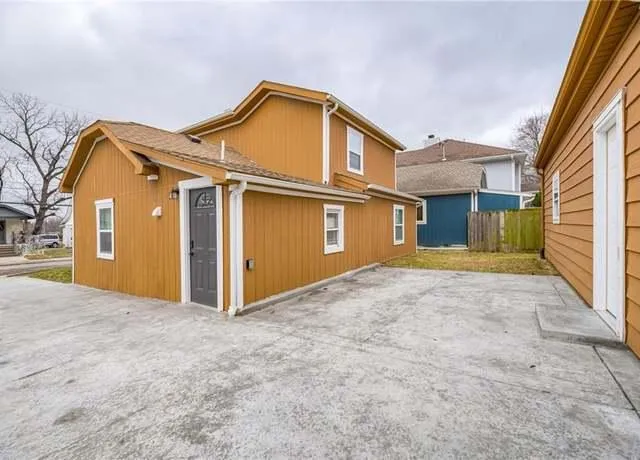 Kansas City Concrete builds and installs Driveway