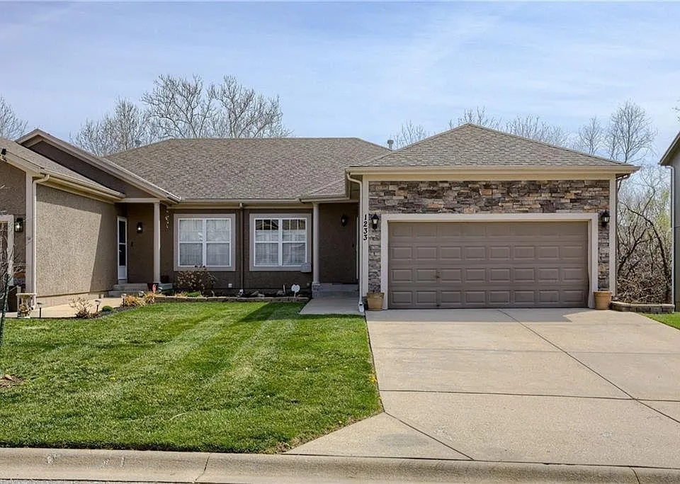 Kansas City Concrete builds and installs Driveway