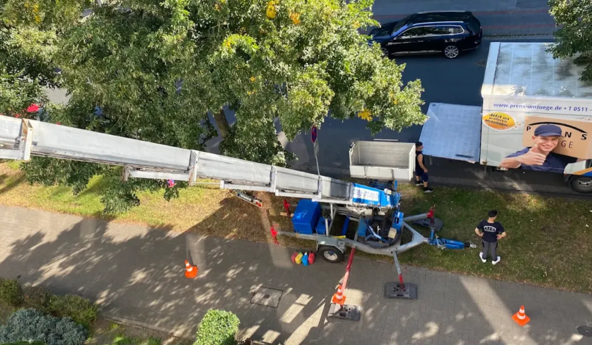 Equipment und Mitarbeiter in der Halteverbotszone Prens Umzüge