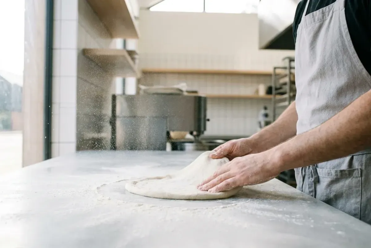 Von Hand gezogener Pizzateig