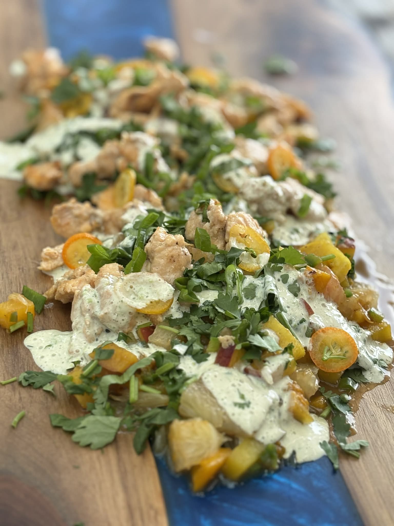 Truite au beurre noisette, salsa tropicale flambée au gin et sauce aux oignons verts