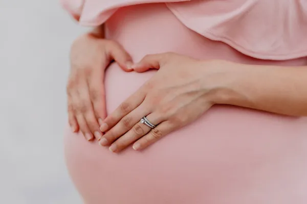 Wenn der Bauch sich fremd anfühlt: Der Körper nach einer belastenden Geburt